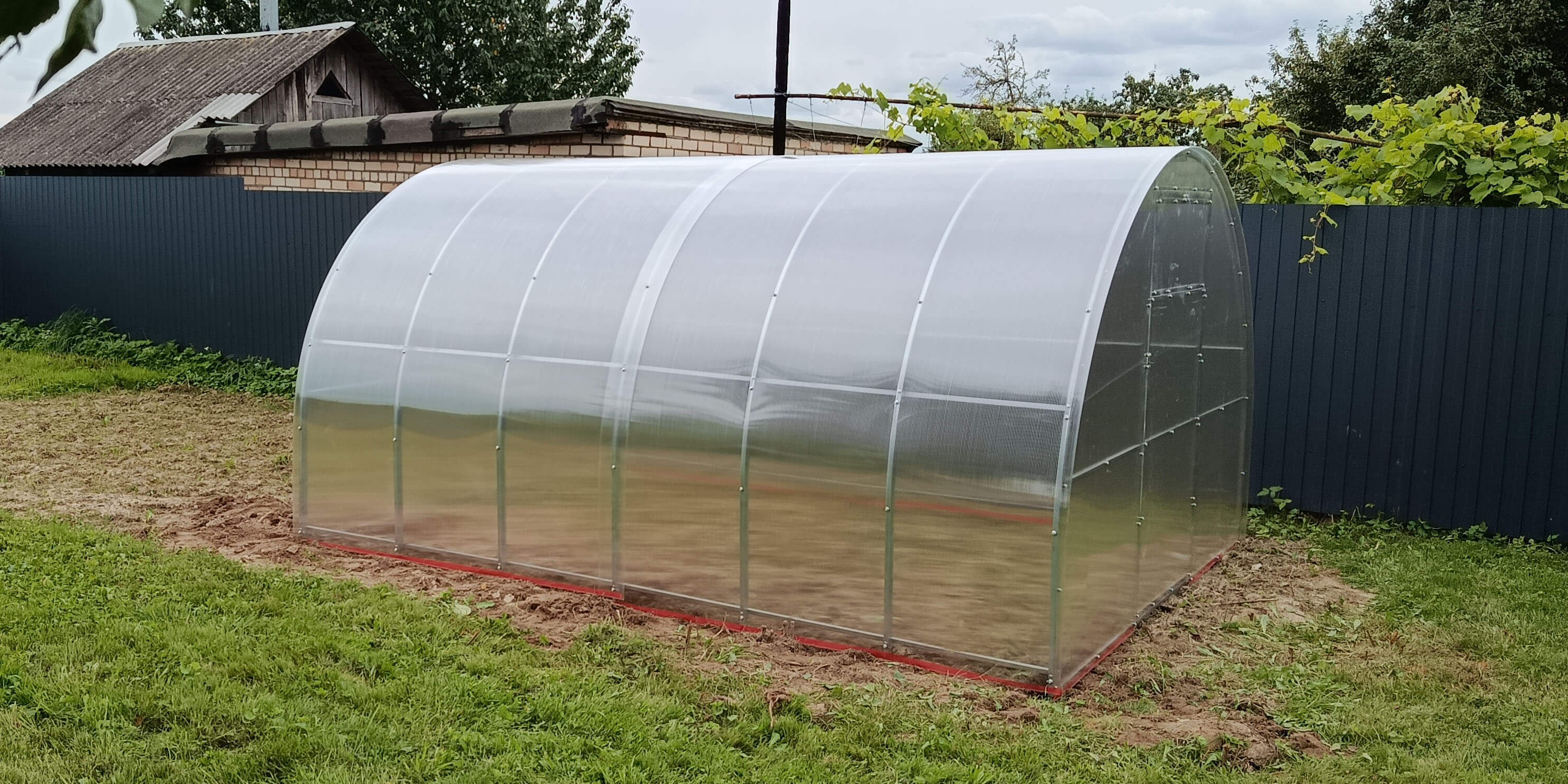 Теплица 3x4 из поликарбоната на дачном участке с оцинкованным каркасом